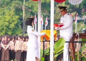 Veteran Jepara Sodiq terharu menyaksikan pengibaran Merah Putih pada HUT ke-81 RI