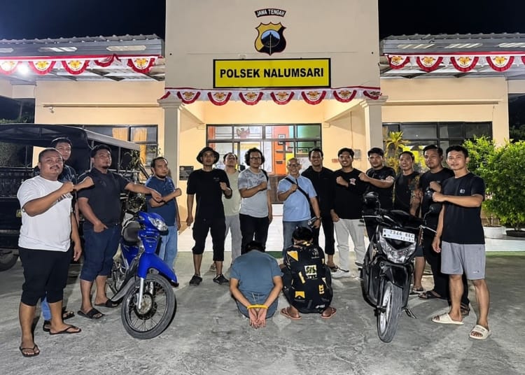 Motor warga Nalumsari Jepara dicuri tengah malam dan terekam CCTV