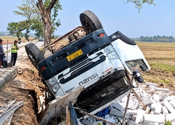 Truk bermuatan hebel terperosok ke persawahan di jalur Pecangaan-Sowan Jepara