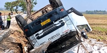 Truk bermuatan hebel terperosok ke persawahan di jalur Pecangaan-Sowan Jepara