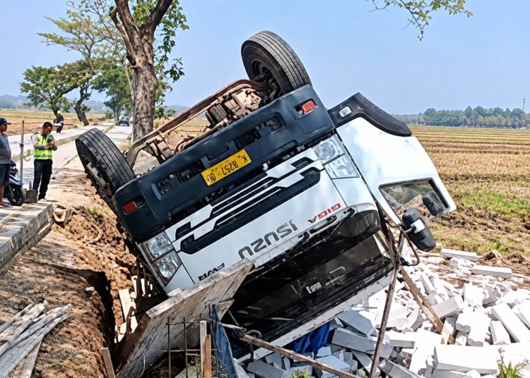 Truk bermuatan hebel terperosok ke persawahan di jalur Pecangaan-Sowan Jepara