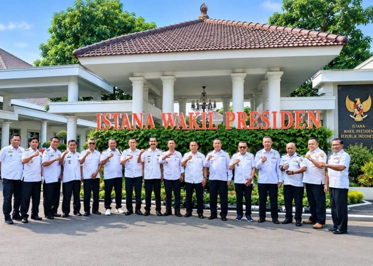 Khambali dan pengurus Paguyuban Kades Purnawirawan TNI-Polri Jawa Tengah usai audiensi dengan Wakil Presiden Gibran Rakabuming Raka di Istana Wapres
