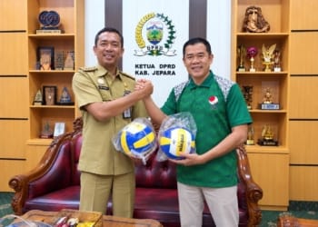 Ketua DPRD Jepara menyerahkan bantuan bola voli untuk pengembangan olahraga di Karimunjawa