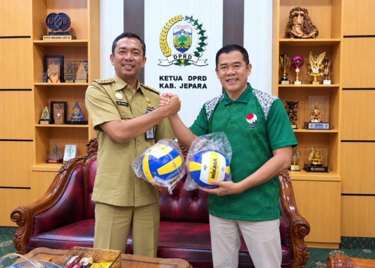Ketua DPRD Jepara menyerahkan bantuan bola voli untuk pengembangan olahraga di Karimunjawa
