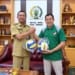 Ketua DPRD Jepara menyerahkan bantuan bola voli untuk pengembangan olahraga di Karimunjawa