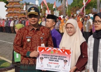 Bupati Jepara Witiarso Utomo menyerahkan Kartu Sarjana Jepara kepada mahasiswa penerima bantuan pendidikan