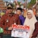 Bupati Jepara Witiarso Utomo menyerahkan Kartu Sarjana Jepara kepada mahasiswa penerima bantuan pendidikan