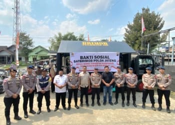 Brimob Polda Jawa Tengah menyalurkan bantuan air bersih kepada warga Desa Tambahmulyo, Pati, yang terdampak kekeringan.