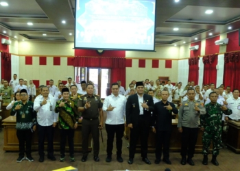 Ketua DPRD Jepara Agus Sutisna saat rapat koordinasi kesiapsiagaan menghadapi puncak musim kemarau 2026 bersama Forkopimda di Gedung Shima, Jepara.