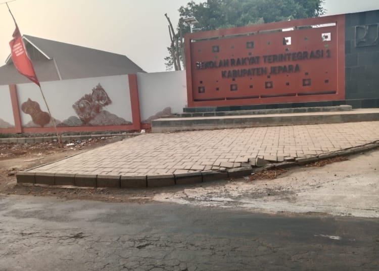 Paving pintu masuk Sekolah Rakyat Pakisaji Jepara disorot warga karena dinilai terlalu tinggi dan dekat dengan badan jalan