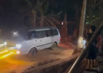 Kia Pregio terjebak di jalur darurat Jembatan Kawak Jepara