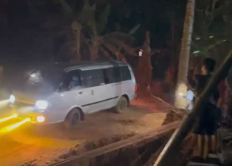 Kia Pregio terjebak di jalur darurat Jembatan Kawak Jepara
