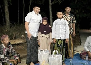 Ketua DPRD Jepara Agus Sutisna meresmikan jalan rabat beton di Desa Kecapi
