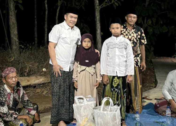 Ketua DPRD Jepara Agus Sutisna meresmikan jalan rabat beton di Desa Kecapi