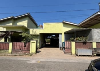 Polisi melakukan olah TKP di gudang yang diduga menjadi lokasi penimbunan solar subsidi di Bangsri Jepara.