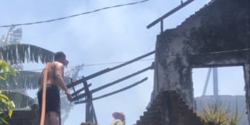 Kebakaran rumah warga di Mayong Kidul Jepara berhasil dipadamkan petugas Damkar