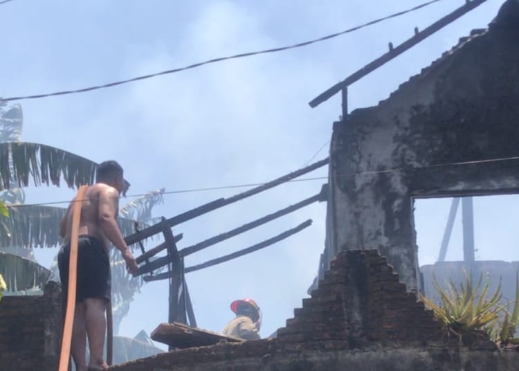 Kebakaran rumah warga di Mayong Kidul Jepara berhasil dipadamkan petugas Damkar