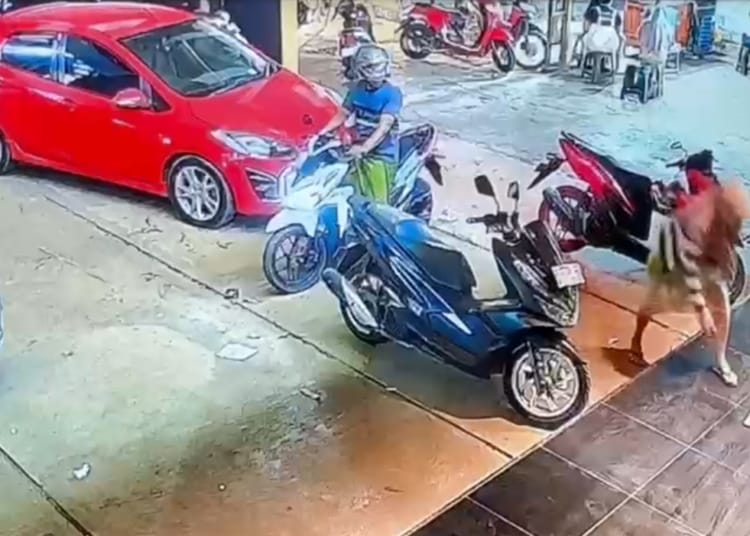 Dompet jatuh di depan Toko Sumber Mas Mayong Jepara terekam CCTV