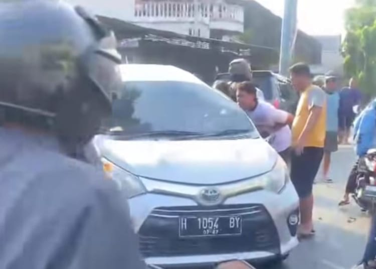 Toyota Calya oleng dan tabrak Suzuki Karimun di Jalan Soekarno-Hatta Jepara