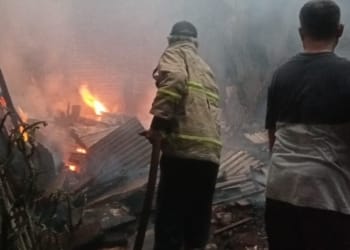Kebakaran dapur rumah warga di Potroyudan Jepara akibat pembakaran sampah merambat