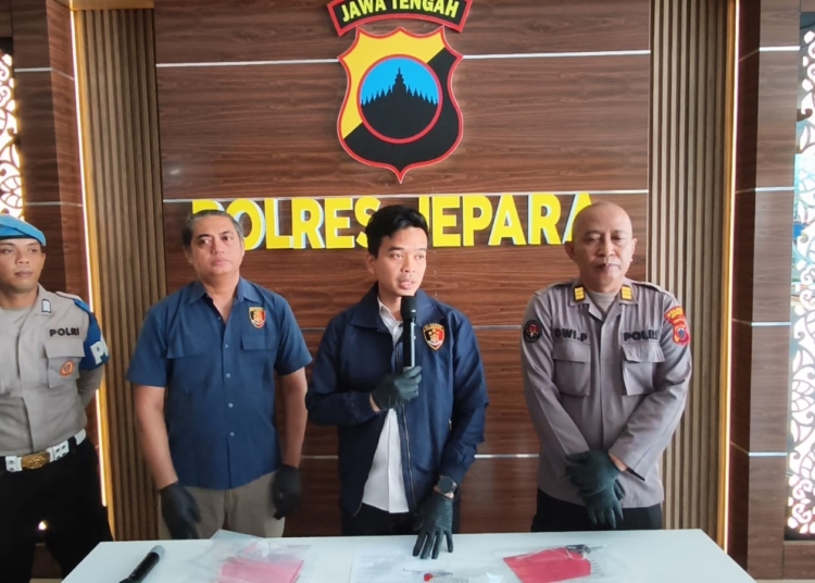 Press release Polres Jepara mengungkap kasus dugaan pencurian dan penggelapan sepeda motor serta HP dengan kerugian korban ditaksir Rp20 juta, Rabu 14 Oktober 2026.