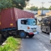 Truk kontainer terperosok ke saluran air di Tanjakan Mantingan Jepara setelah gagal menanjak menuju arah Ngabuk, Jumat sore 16 Oktober 2026.