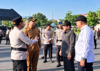 Ketua DPRD Jepara Agus Sutisna bersama Bupati Jepara Witiarso Utomo dan jajaran kepolisian dalam apel pengamanan Pilpet serentak 2026 di Jepara.