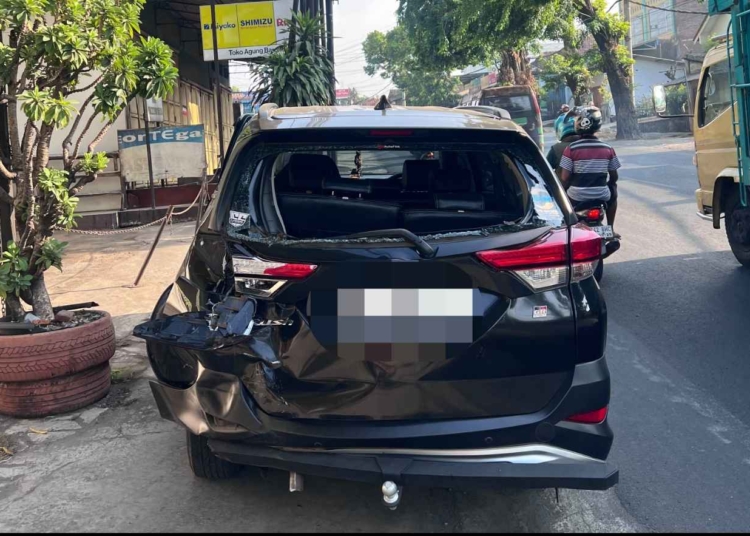 Toyota Rush terlibat kecelakaan dengan Toyota Hiace di Jalan Raya Jepara-Kudus, Selasa pagi 20 Oktober 2026.