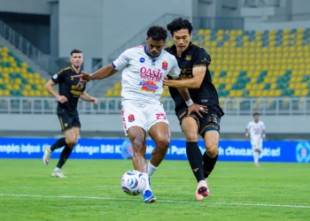 Pemain Persijap Jepara berduel dengan pemain Dewa United dalam pertandingan BRI Super League 2026/2027 di Banten International Stadium, Selasa 20 Oktober 2026.