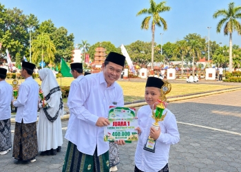 Ketua DPRD Jepara bersama santri juara 1 lomba khitobah MI/SD pada peringatan Hari Santri Nasional 2026.
