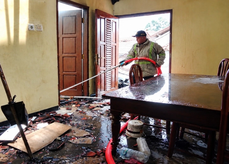 Petugas Damkar Jepara memadamkan kebakaran rumah di Desa Wedelan, Kecamatan Bangsri, Kabupaten Jepara, Minggu 25 Oktober 2026.