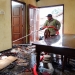 Petugas Damkar Jepara memadamkan kebakaran rumah di Desa Wedelan, Kecamatan Bangsri, Kabupaten Jepara, Minggu 25 Oktober 2026.