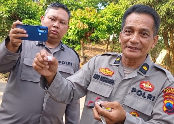Polisi Polsek Bangsri menunjukkan bungkusan yang diduga berisi sabu hasil temuan di lingkungan RW 16 Desa Krasak, Bangsri, Jepara.