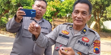 Polisi Polsek Bangsri menunjukkan bungkusan yang diduga berisi sabu hasil temuan di lingkungan RW 16 Desa Krasak, Bangsri, Jepara.