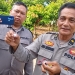 Polisi Polsek Bangsri menunjukkan bungkusan yang diduga berisi sabu hasil temuan di lingkungan RW 16 Desa Krasak, Bangsri, Jepara.