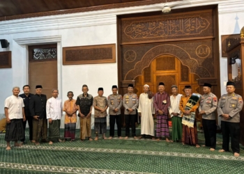 Polres Jepara menggelar Safari Subuh di Masjid Agung Baitul Makmur Jepara untuk mempererat silaturahmi dan mengajak masyarakat menjaga kamtibmas menjelang Pilpet.