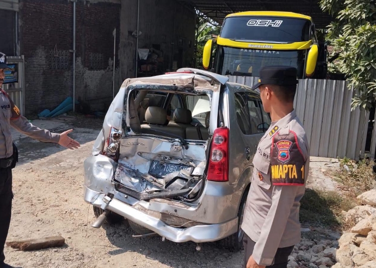 Truk Hino diduga rem blong dan menabrak enam kendaraan lain dalam kecelakaan beruntun di Jalan Lingkar Timur Kudus, Kamis 22 Oktober 2026.