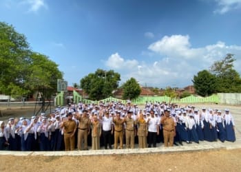 Ketua DPRD Jepara Agus Sutisna menjadi pembina upacara di SMPN 1 Karimunjawa
