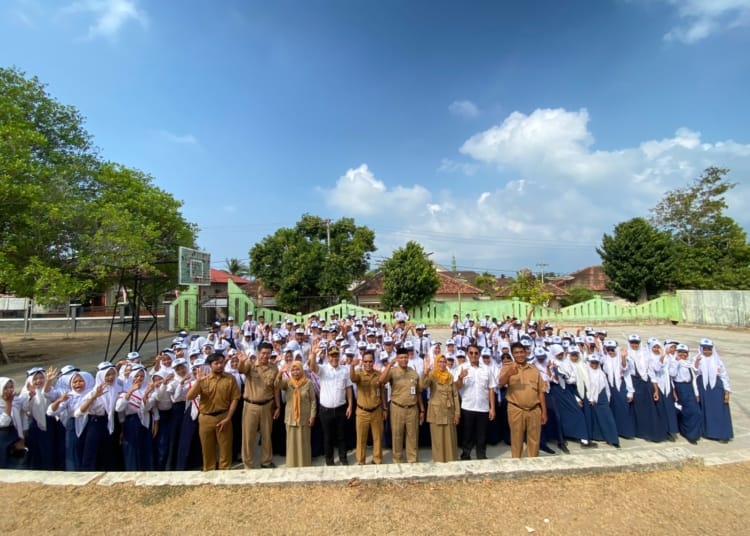 Ketua DPRD Jepara Agus Sutisna menjadi pembina upacara di SMPN 1 Karimunjawa