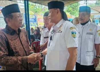 Khambali bersama pengurus Paguyuban Kades Purnawirawan TNI-POLRI Jateng saat takziah ke rumah duka Kades Tempak Magelang