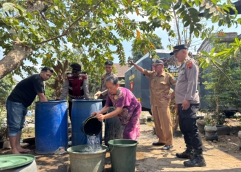 Polres Jepara menyalurkan 6.000 liter air bersih kepada warga Desa Mayong Kidul, Kecamatan Mayong, Jepara.