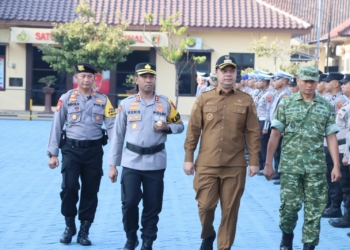Kapolres Jepara AKBP Keris Aji Wibisono bersama Bupati Jepara dan jajaran TNI-Polri dalam apel pengamanan Pilkades Serentak 2026.