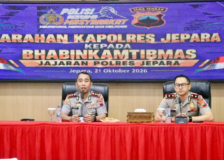 Kapolres Jepara AKBP Keris Aji Wibisono memberikan arahan kepada Bhabinkamtibmas untuk menjaga kamtibmas dan meredam konflik warga di Mapolres Jepara.