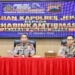 Kapolres Jepara AKBP Keris Aji Wibisono memberikan arahan kepada Bhabinkamtibmas untuk menjaga kamtibmas dan meredam konflik warga di Mapolres Jepara.