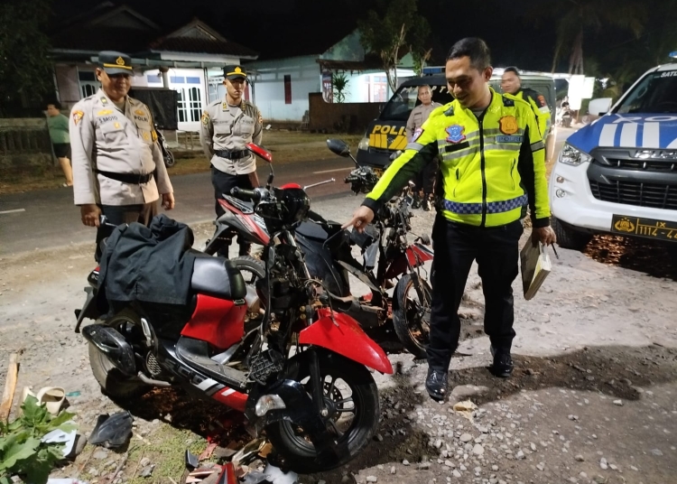 Tabrakan Honda Vario vs Honda Scoopy di Donorojo Jepara menyebabkan satu orang meninggal dunia dan dua orang terluka.