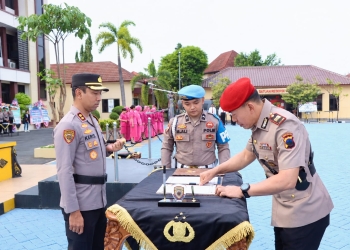 Kapolres Jepara AKBP Keris Aji Wibisono memimpin sertijab lima pejabat utama dan kapolsek jajaran Polres Jepara pada 26 Oktober 2026.