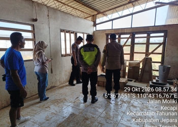 Polisi mengecek lokasi pencurian 17 alat pertukangan di Desa Kecapi, Kecamatan Tahunan, Jepara, Kamis 29 Oktober 2026.