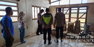 Polisi mengecek lokasi pencurian 17 alat pertukangan di Desa Kecapi, Kecamatan Tahunan, Jepara, Kamis 29 Oktober 2026.