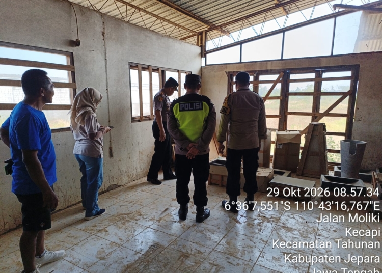 Polisi mengecek lokasi pencurian 17 alat pertukangan di Desa Kecapi, Kecamatan Tahunan, Jepara, Kamis 29 Oktober 2026.