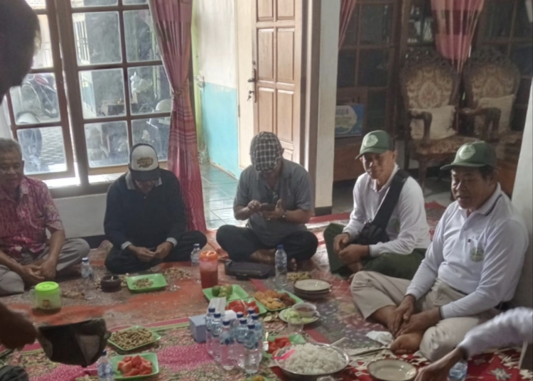 Ketua Paguyuban LMDH se-BKPH Klumo Bangsri H. Ali Achwan bersama para ketua LMDH saat membahas penolakan sistem bagi hasil bruto dan usulan penerapan sistem netto di Jepara.